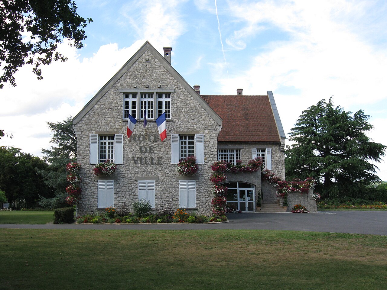 Saint-Pierre-lès-Nemours (77140), Seine-et-Marne, la boucherie Le Bœuf Tricolore de Saint-Pierre-lès-Nemours